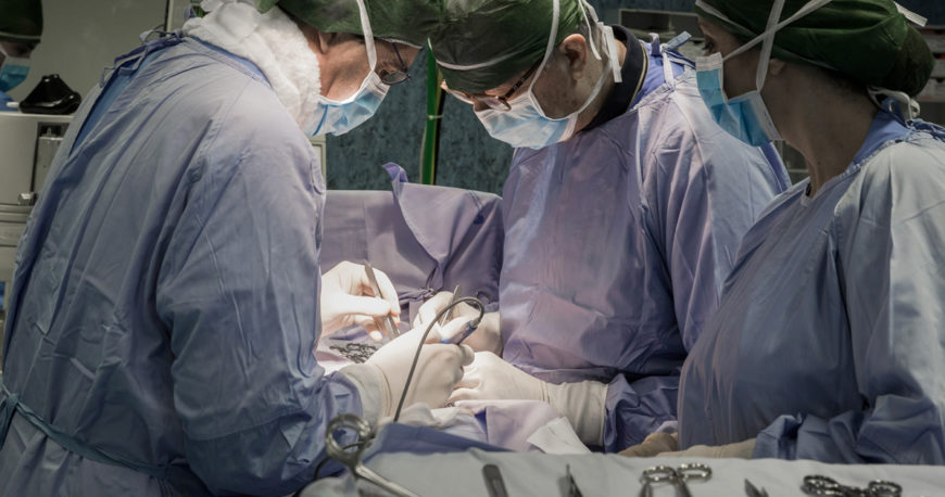 Équipe chirurgica in sala operatoria